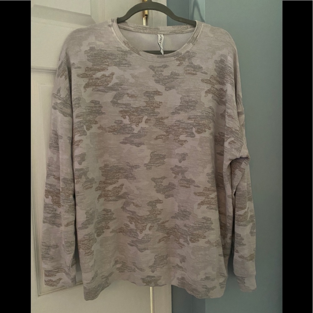 COMFY!! Athleta camo gray cozy sweatshirt size large long sleeve shirt top